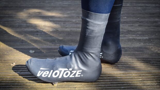 Revisión de las cubiertas de zapatos Velotoze Road 2.0 Tall: protección contra las inclemencias del tiempo con beneficios aerodinámicos