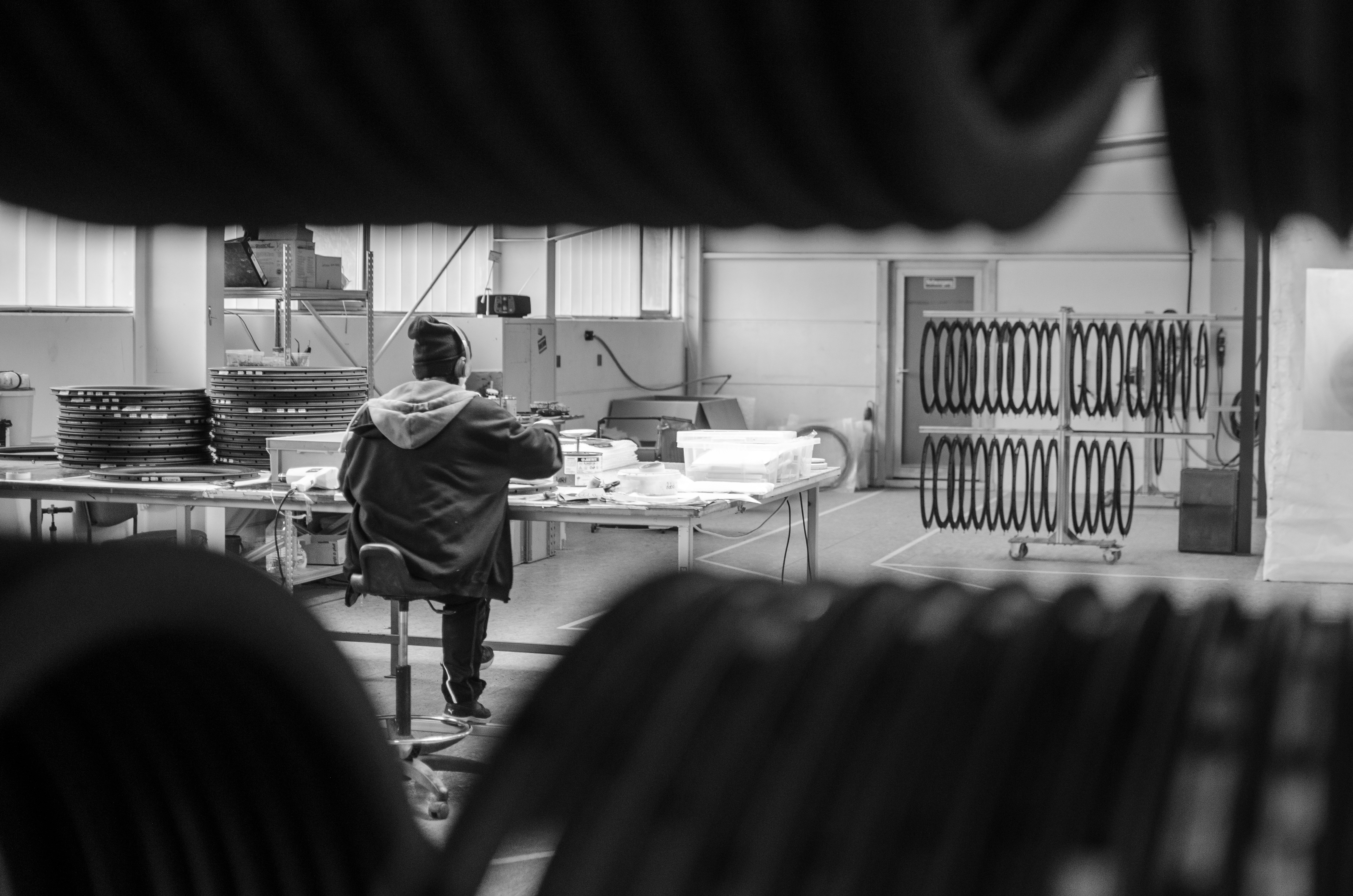 Una vista de una fábrica que muestra a un trabajador fabricando ruedas Hunt.