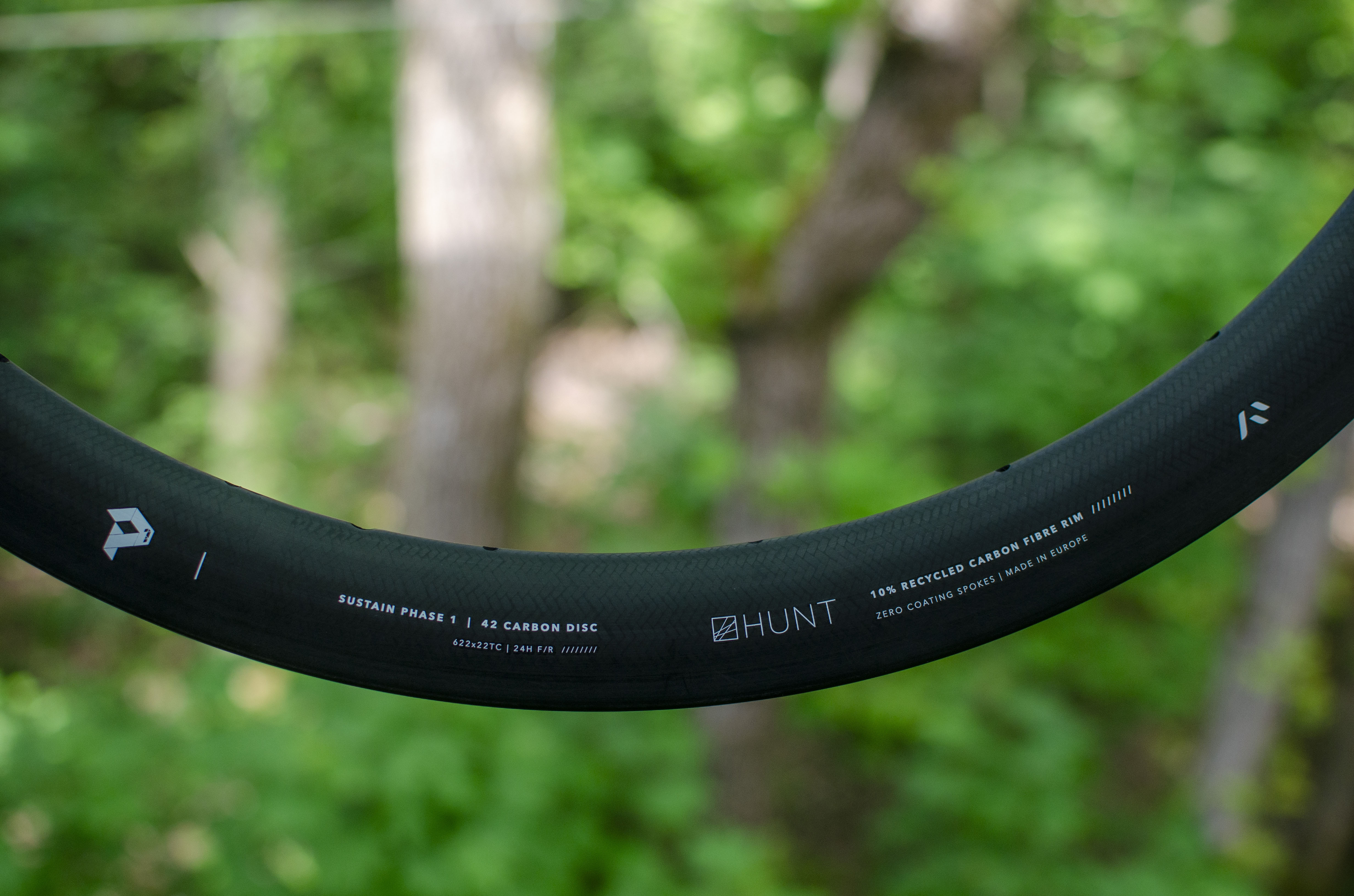 Un primer plano de una llanta de carbono Hunt, que muestra la marca 'Sustain Phase 1'