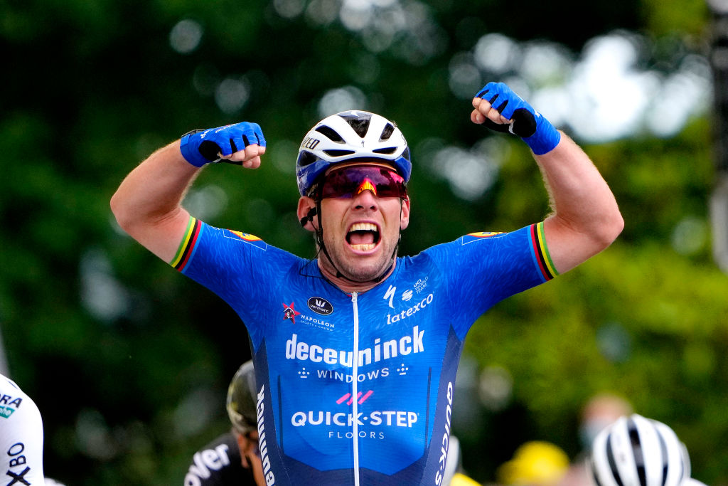 FOUGERES FRANCIA 29 DE JUNIO Mark Cavendish del Reino Unido y el ganador de la etapa QuickStep del equipo Deceuninck celebran su llegada durante la etapa 4 del 108.o Tour de Francia 2021, una etapa de 1504 km desde Redon hasta Fougres LeTour TDF2021 el 29 de junio de 2021 en Fougeres Francia Foto de Daniel Cole PoolGetty Images