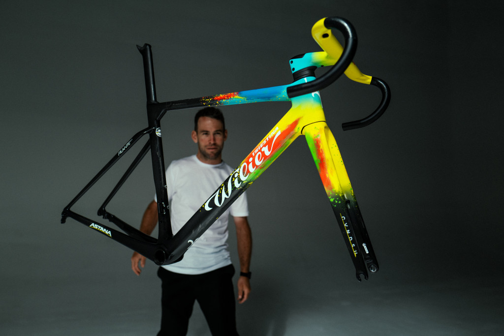 Mark Cavendish se toma un momento para apreciar su nueva bicicleta