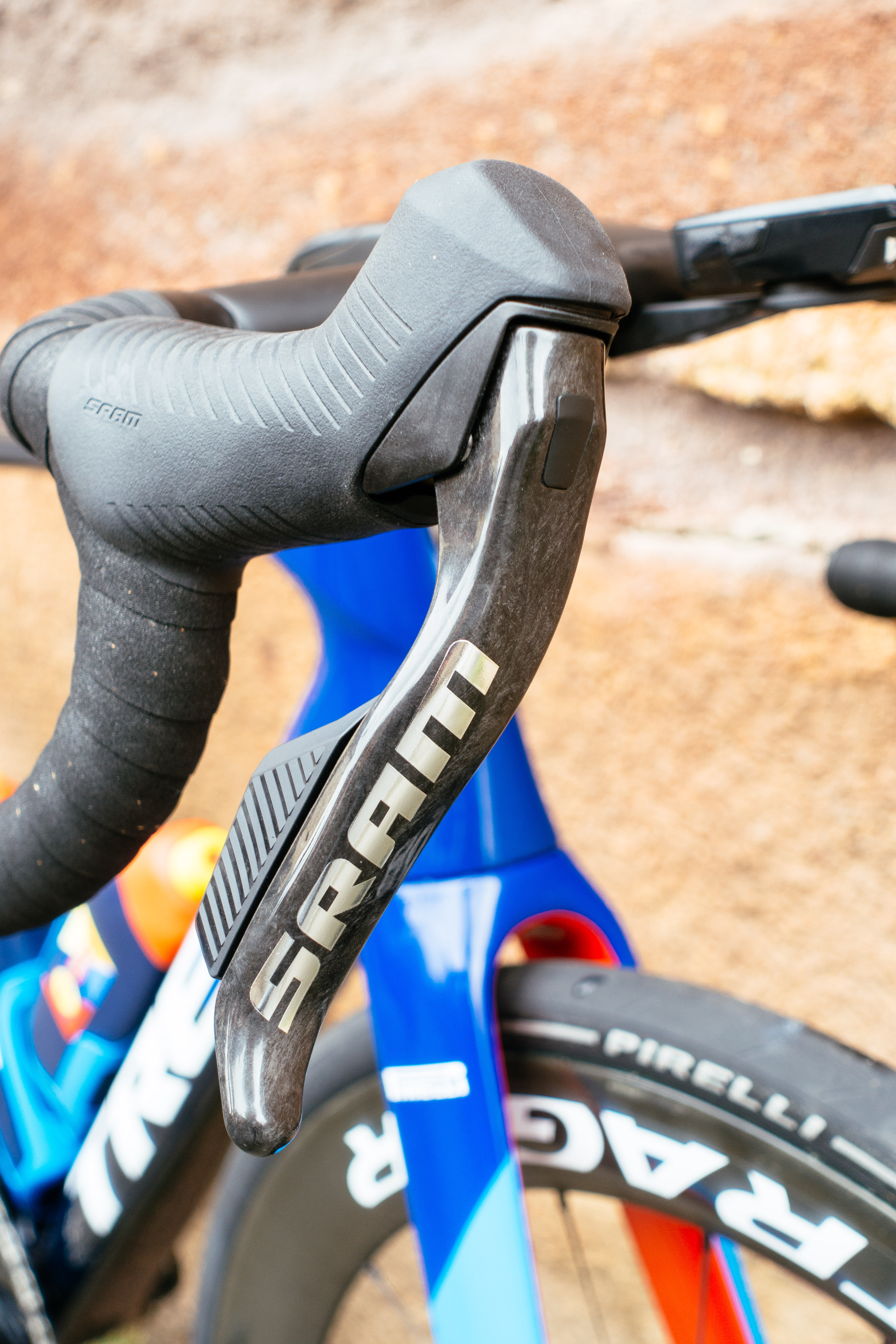 Las nuevas manetas SRAM Red AXS tienen un diseño revisado que permite un mayor control al frenar desde el capó
