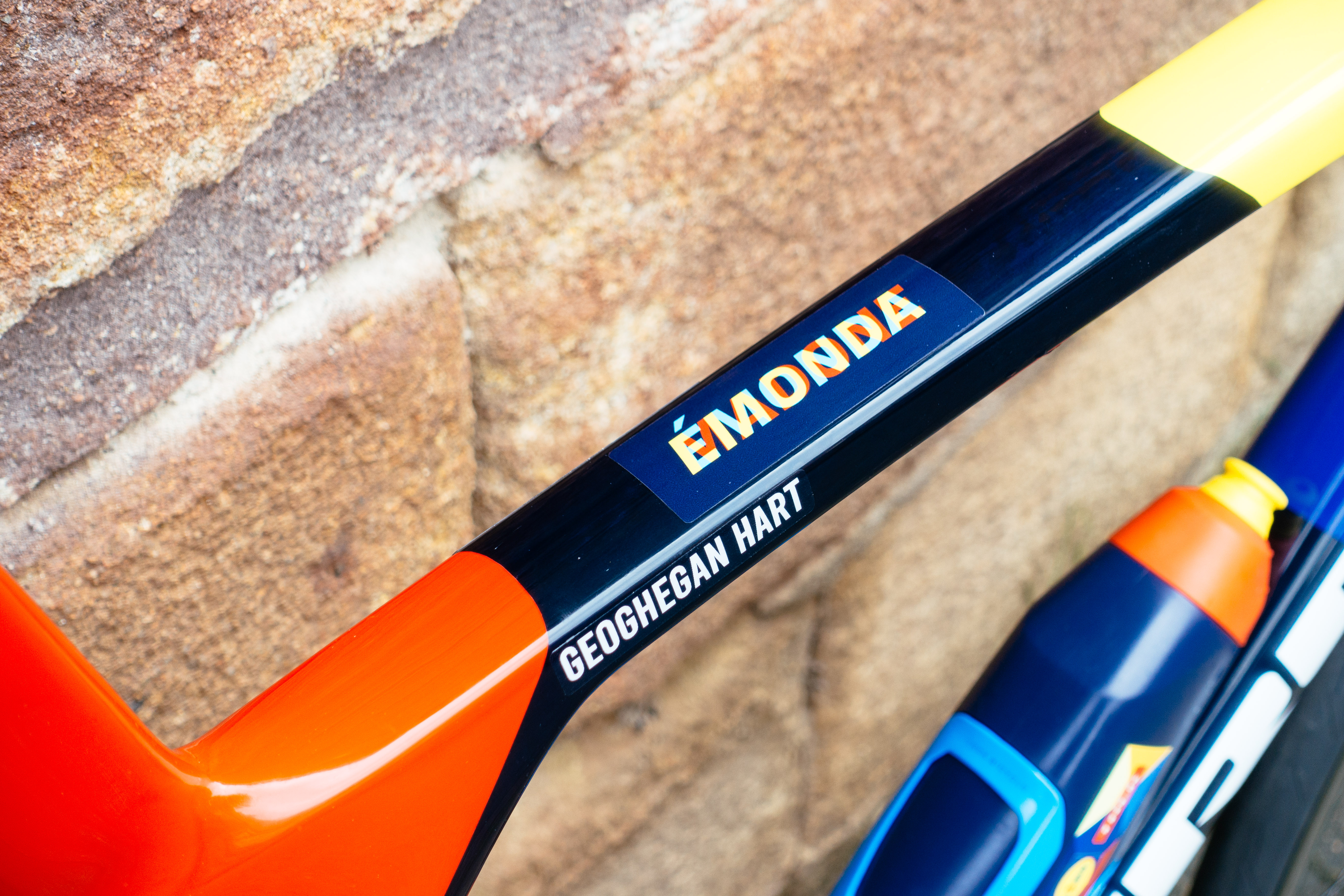 Trek se mostró muy críptico acerca de la nueva bicicleta antes de su lanzamiento con pegatinas de Madone y Emonda superpuestas una encima de la otra.