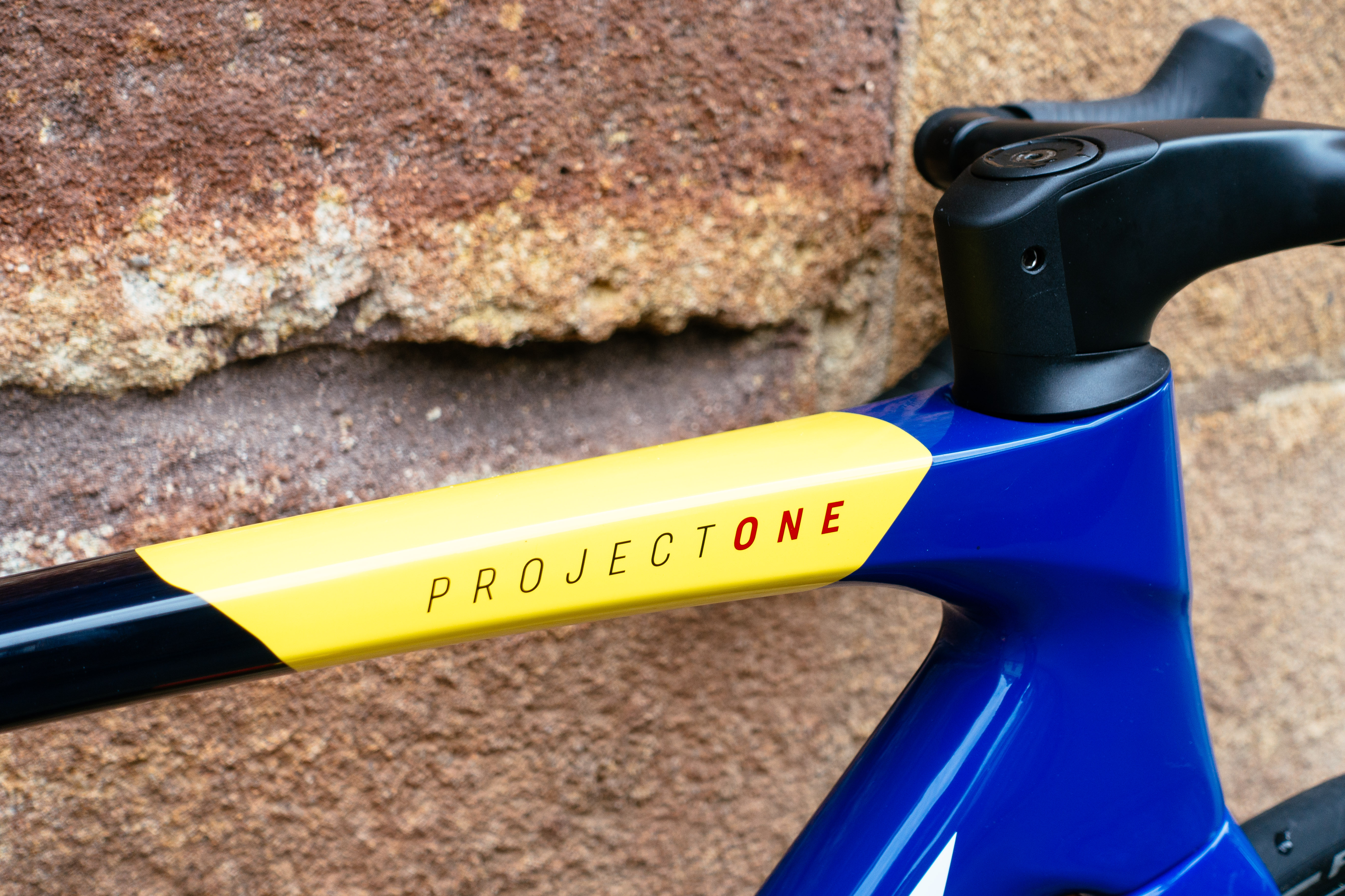 El cuadro tiene el logotipo Project One de Trek que indica su esquema de pintura personalizado.