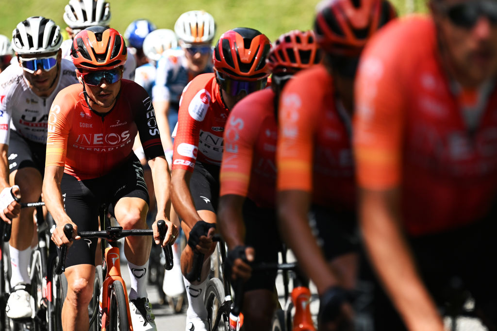 VILLARSSUROLLON SUIZA 15 DE JUNIO Thomas Pidcock del Reino Unido y el equipo INEOS Grenadiers compite durante la etapa 7 del 87.o Tour de Suiza 2024, una etapa de 1182 km desde VillarssurOllon a VillarssurOllon 1248 m UCIWT el 15 de junio de 2024 en VillarssurOllon Suiza Foto de Tim de WaeleGetty Images