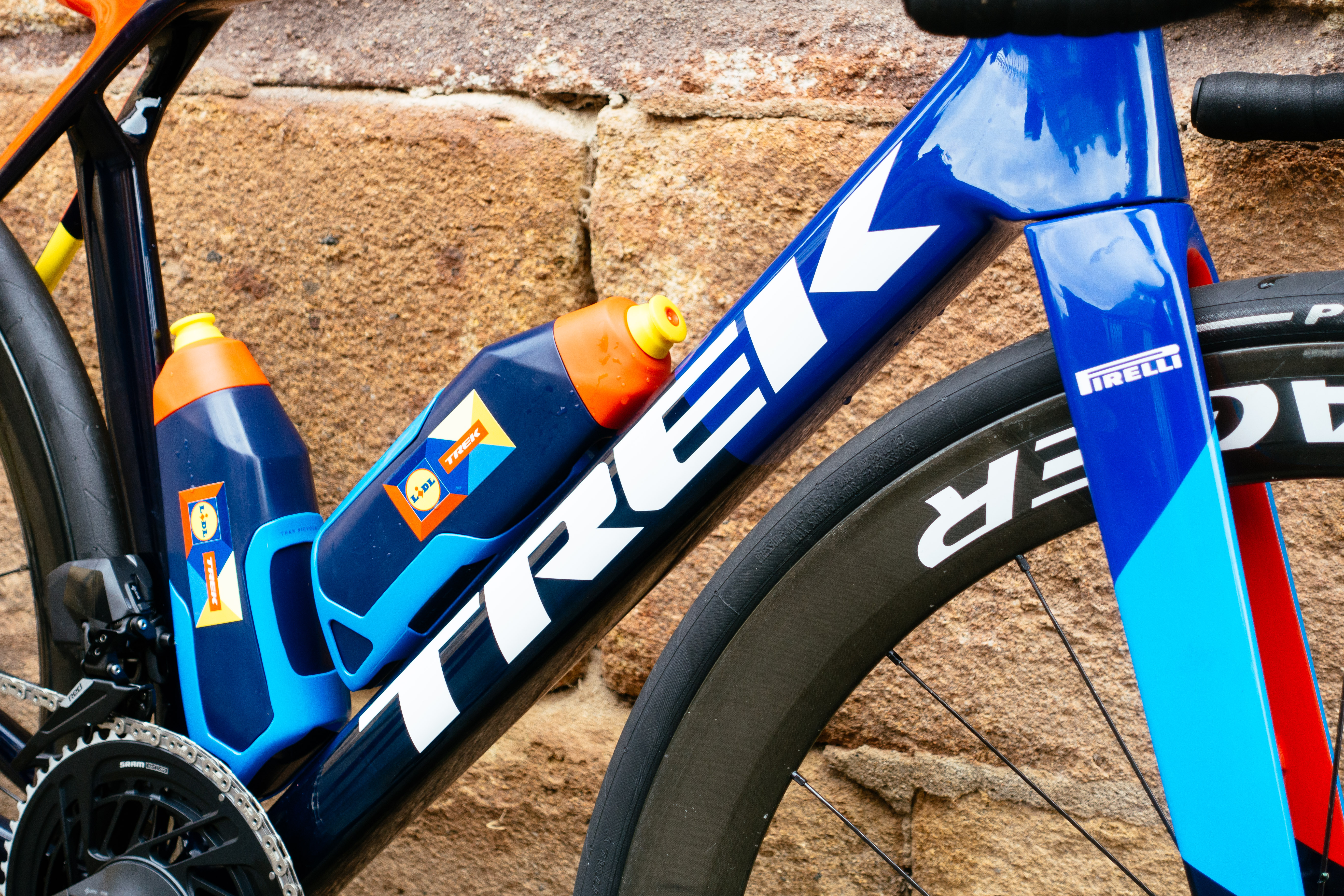 El tubo diagonal de la bicicleta con las nuevas botellas integradas que actúan como aero-carenado