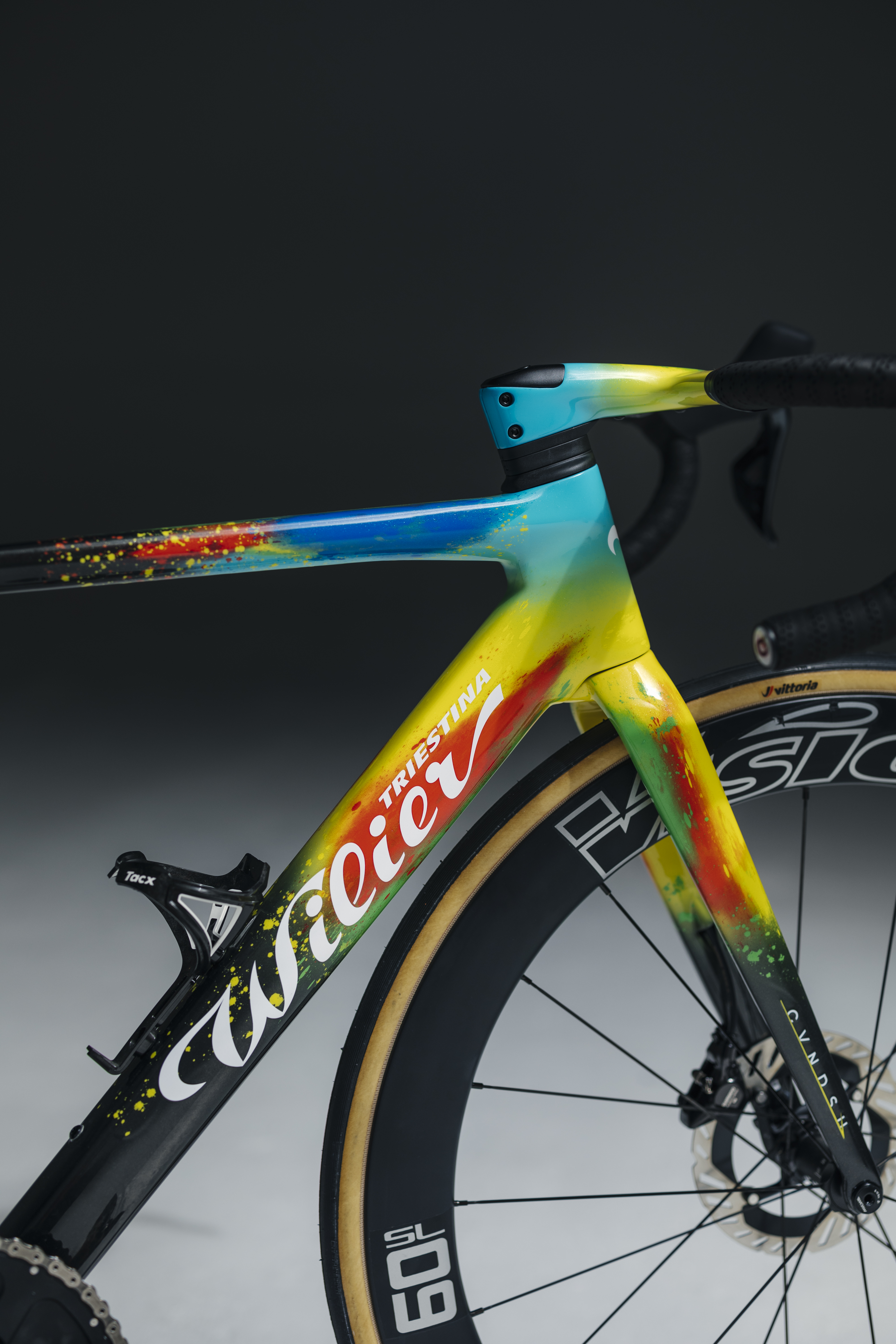 El extremo tipográfico de la bicicleta está lleno de color.