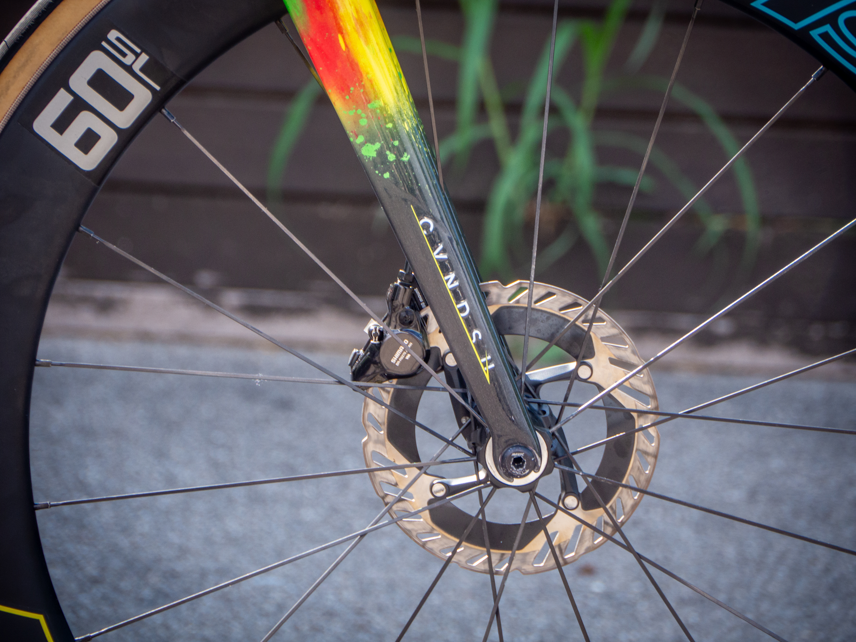 La horquilla de la bicicleta presenta el logotipo propio de Cavendish.