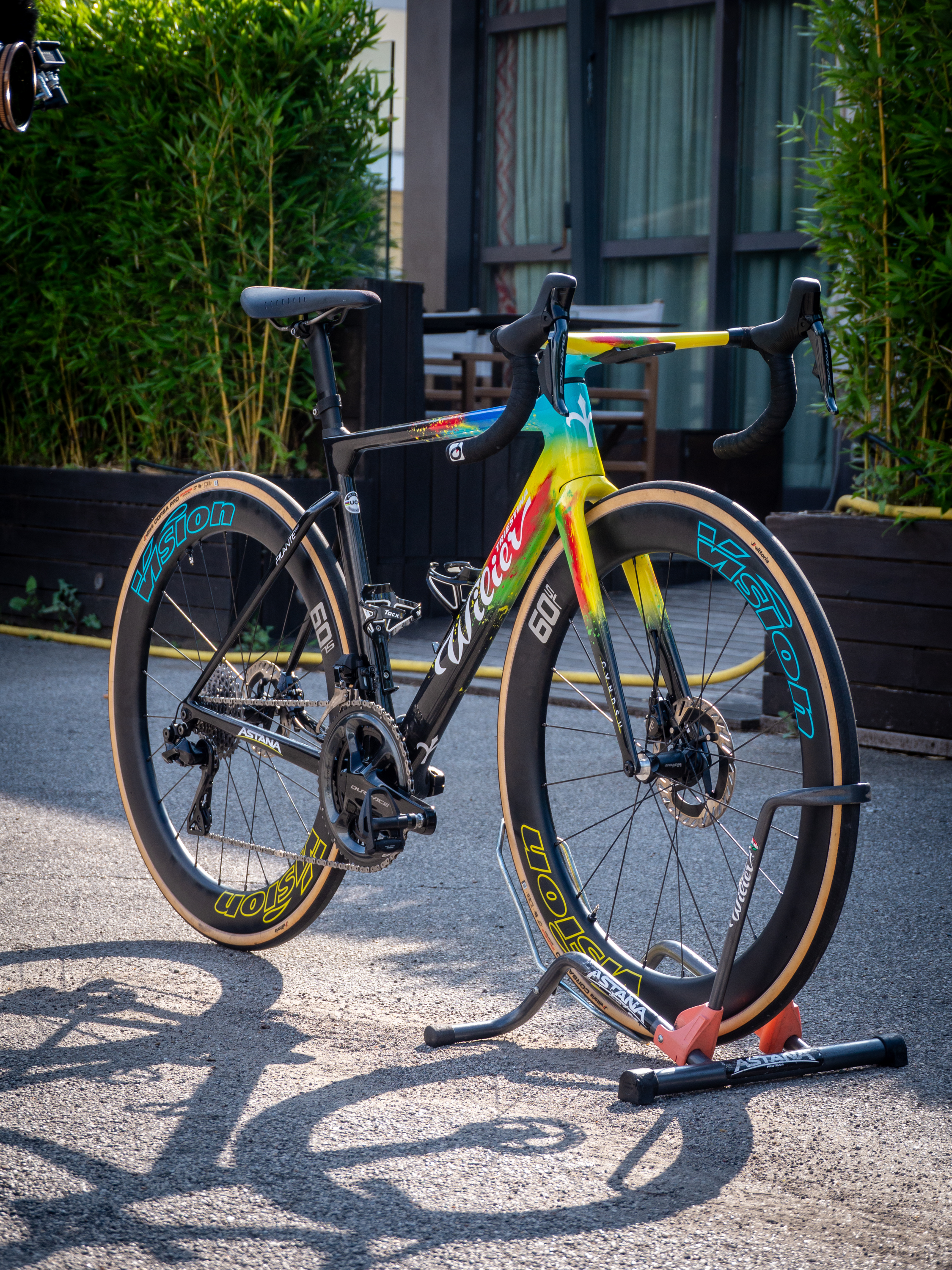 Desde cualquier ángulo que mires la SLR Filante personalizada de Cavendish, se ve increíble.