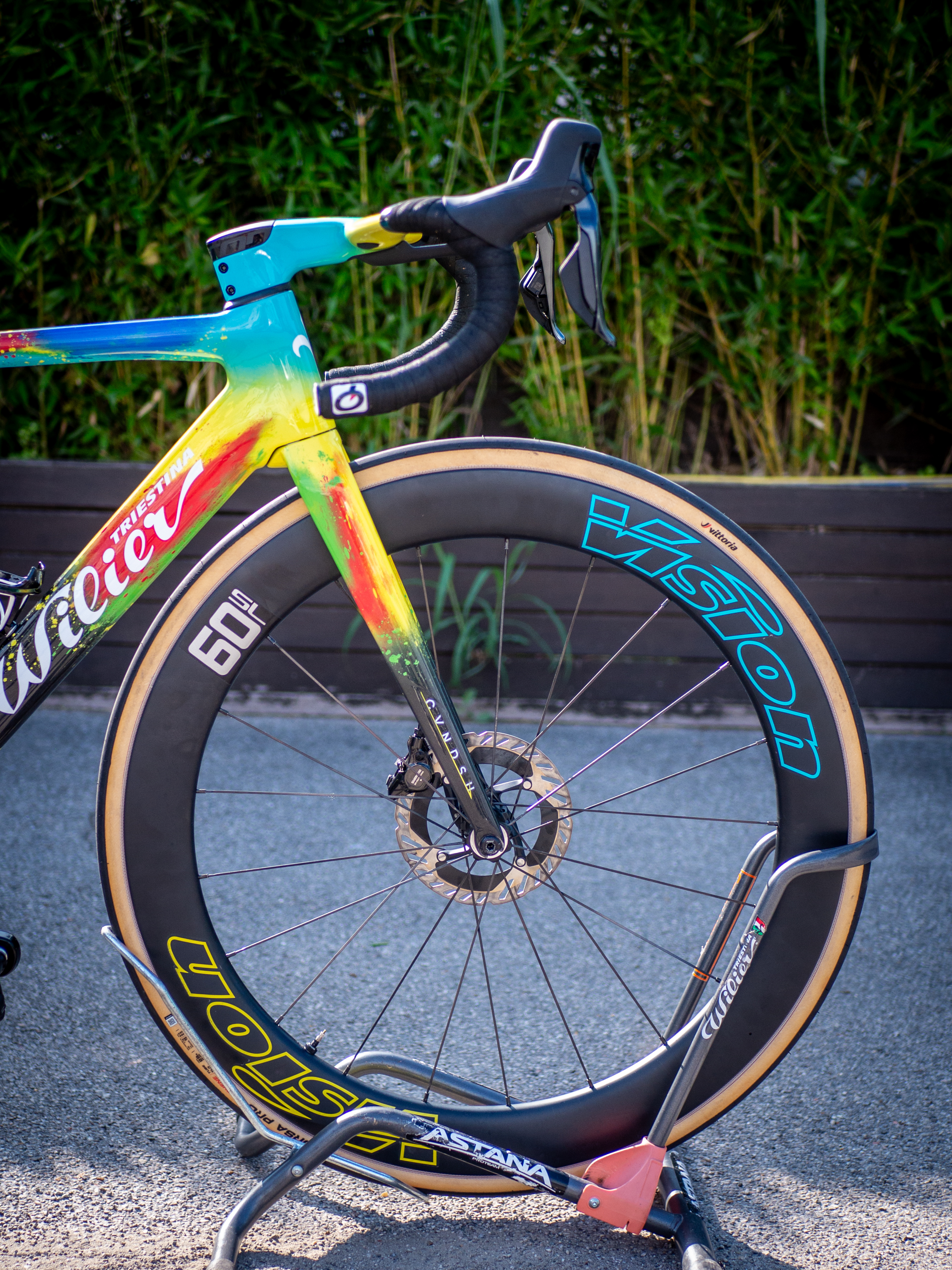 Las ruedas Vision Metron 60 SL también cuentan con calcomanías de colores personalizados.