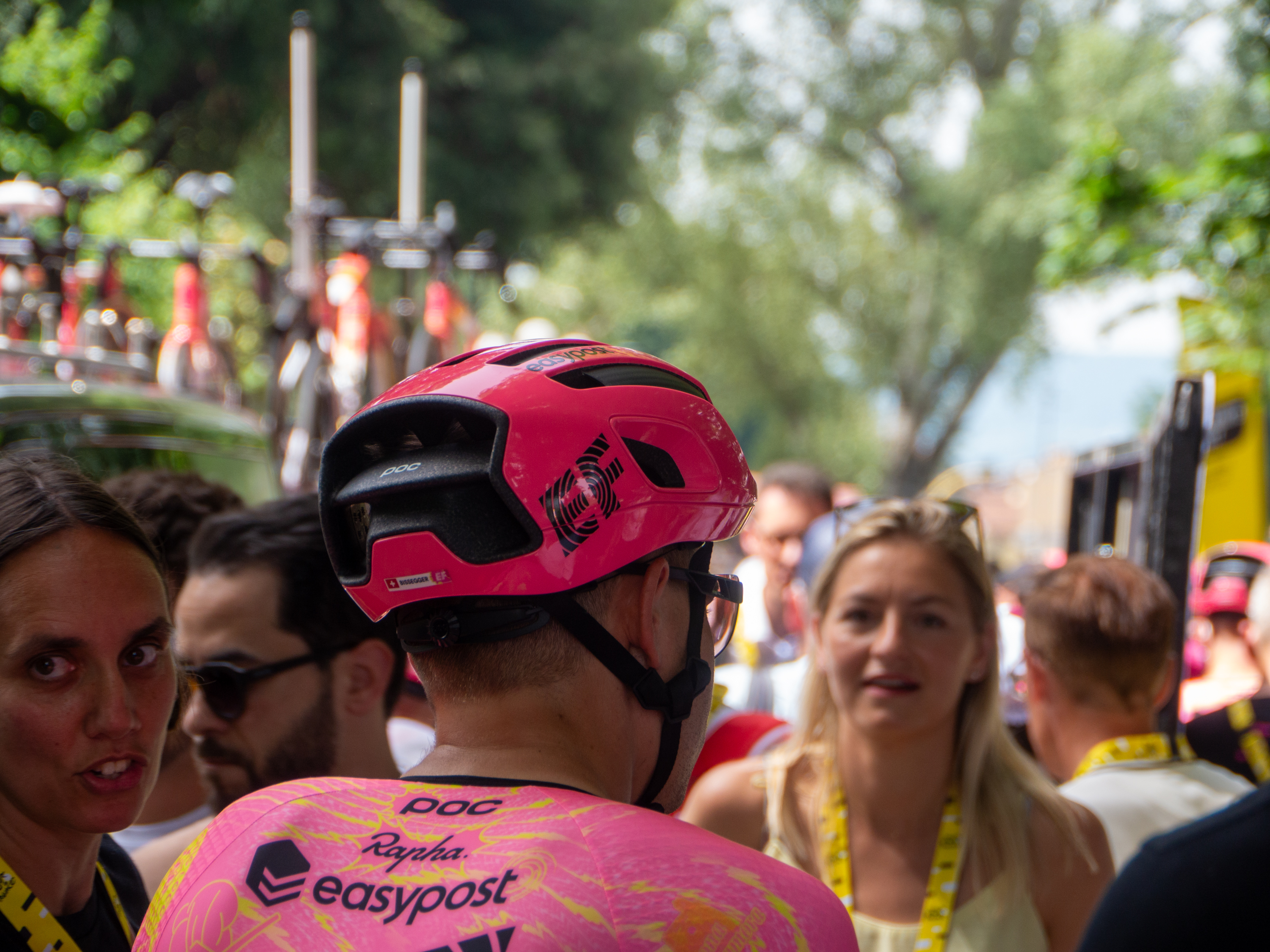 La parte trasera del casco tiene una gran ventilación de escape y un perfil romo.