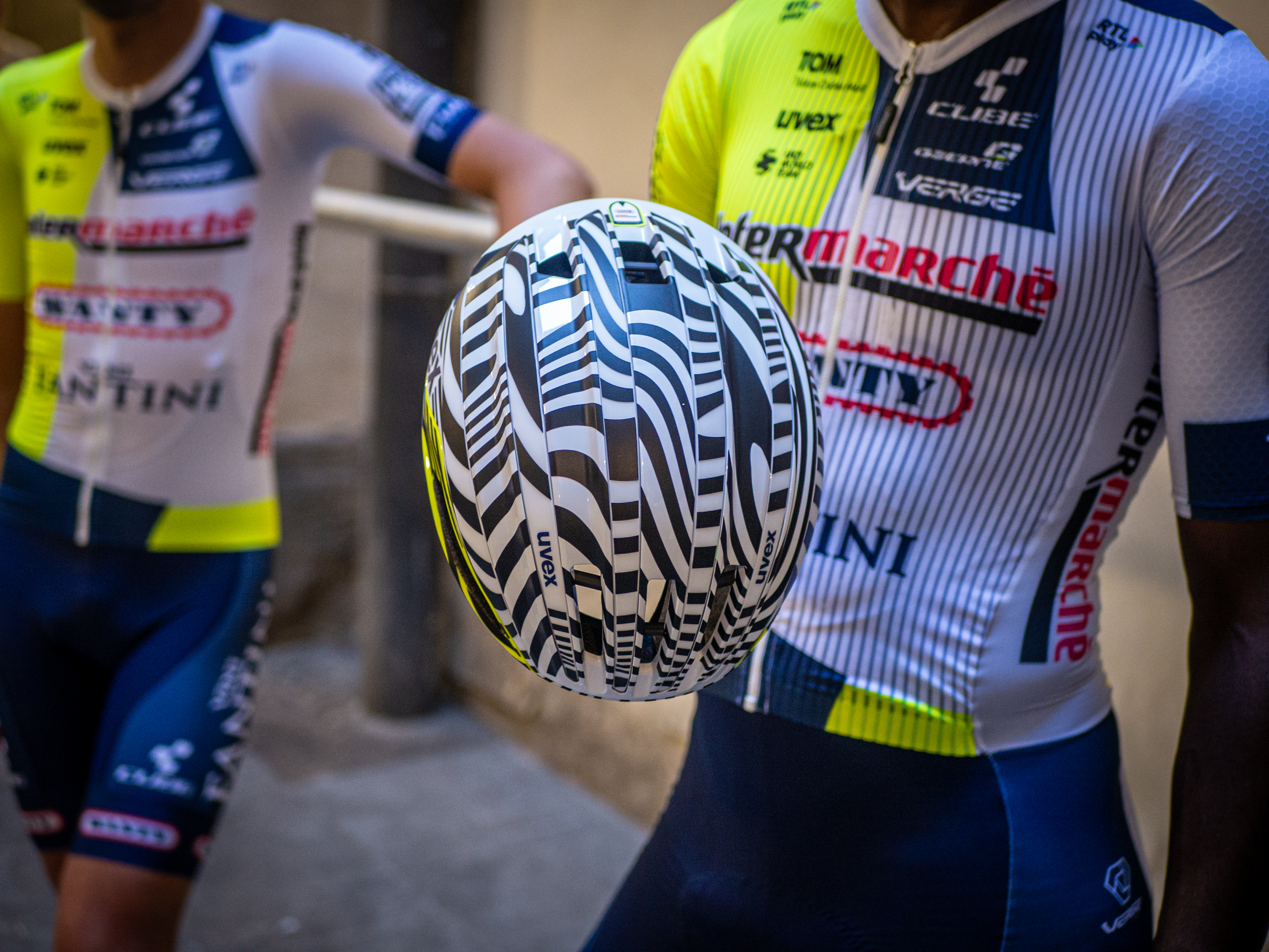 El ciclista de Intermarche Wanty posa con un nuevo casco Uvex en blanco y negro