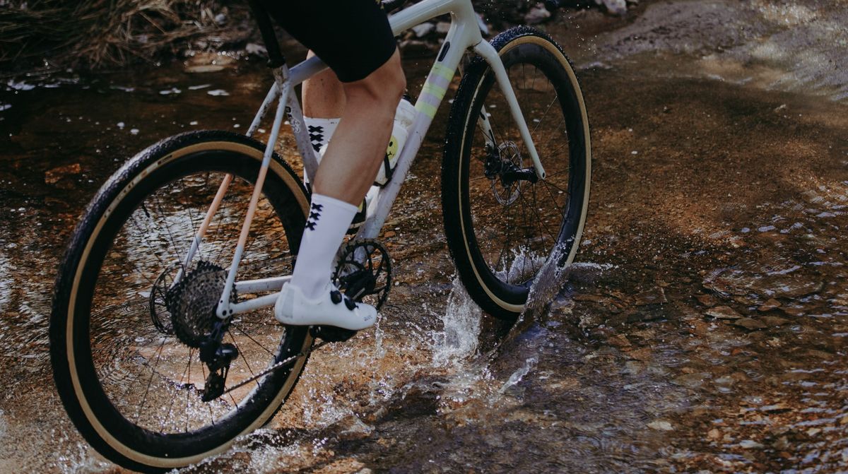 Las nuevas ruedas de grava Parcours FKT están optimizadas aerodinámicamente para los neumáticos Panaracer GravelKing