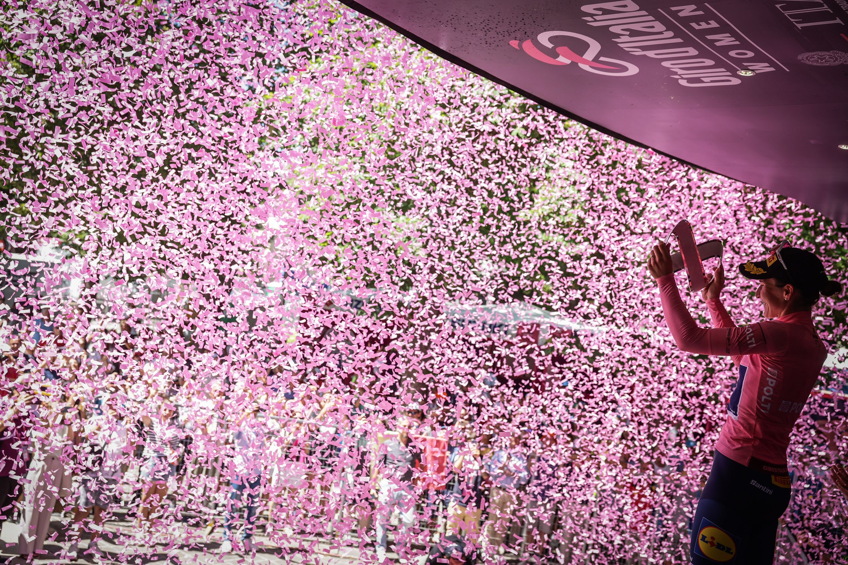 Elisa Longo Borghini celebra la obtención del título general en el Giro de Italia Femenino