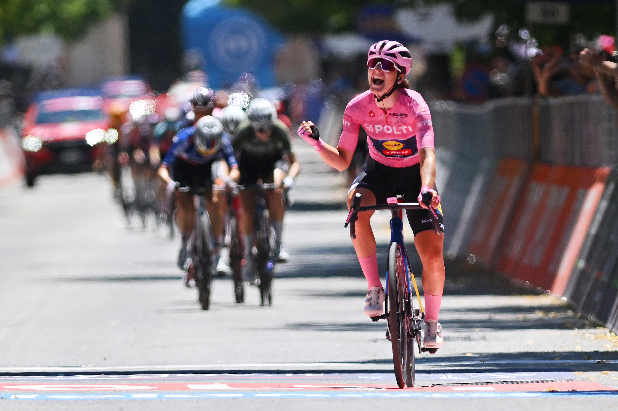 L'AQUILA, ITALIA - 14 DE JULIO: Elisa Longo Borghini de Italia y Team Lidl - Trek - Maillot rosa de líder celebra en la línea de meta como ganadora general de la carrera durante la 35.ª edición del Giro de Italia femenino 2024, etapa 8, una etapa de 117 km desde Pescara a L'Aquila / #UCIWWT / el 14 de julio de 2024 en L'Aquila, Italia. (Foto de Luc Claessen/Getty Images)