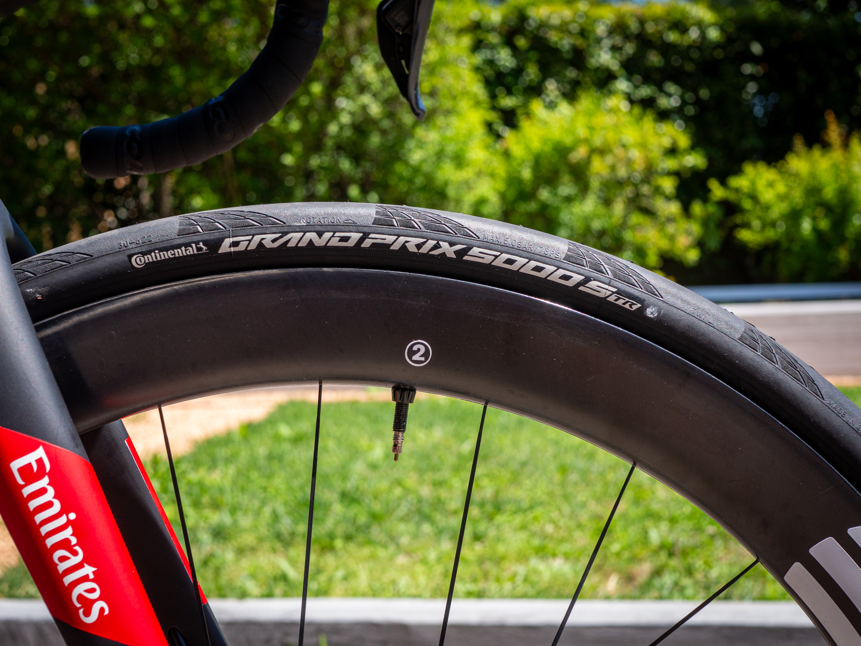 Pogačar utiliza neumáticos Continental de 30 mm de ancho