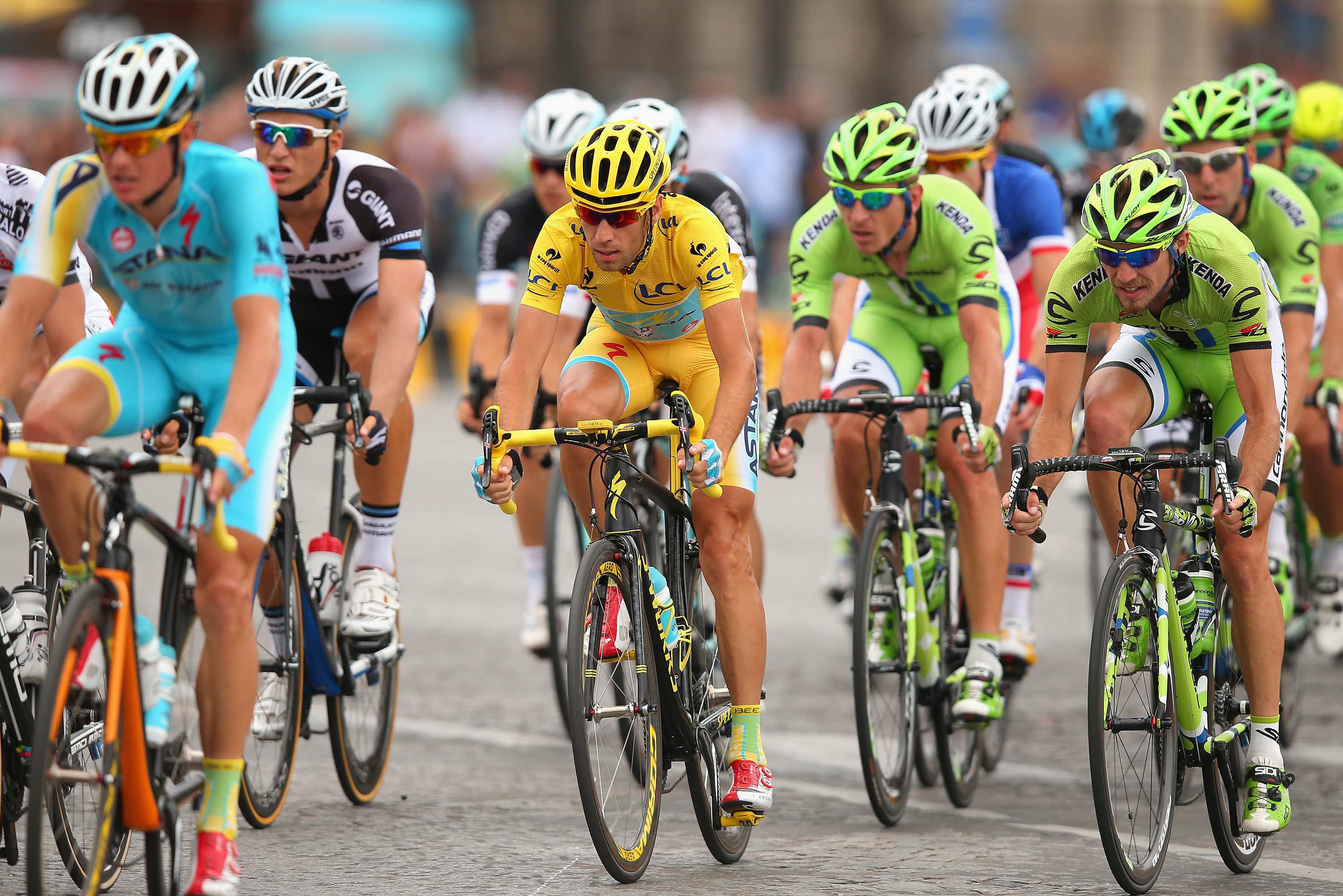 Una foto de frente de la bicicleta de Nibali que muestra el manillar ancho.