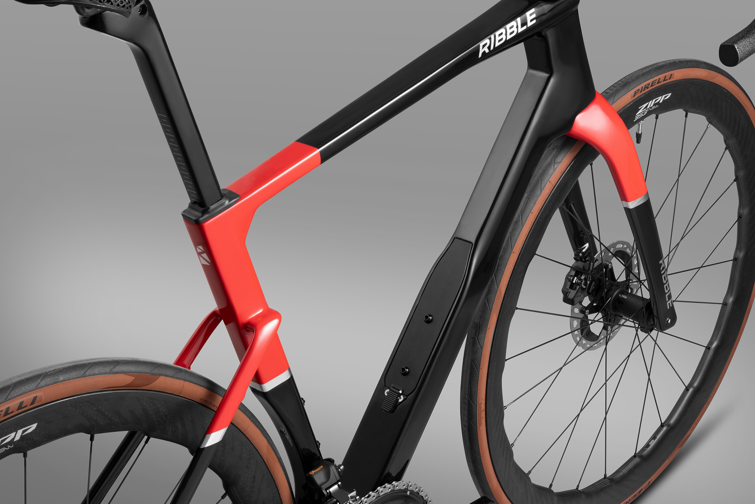 El cuadro SL R recibe almacenamiento interno en el tubo inferior de la bicicleta con el portabotellas montado en la puerta de la escotilla.