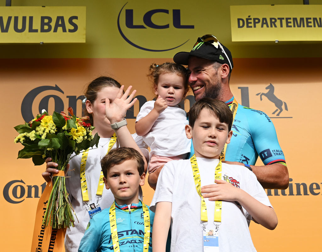 Cavendish celebra su 35ª victoria de etapa en el Tour de Francia con sus cinco hijos en el podio de Saint-Vulbas