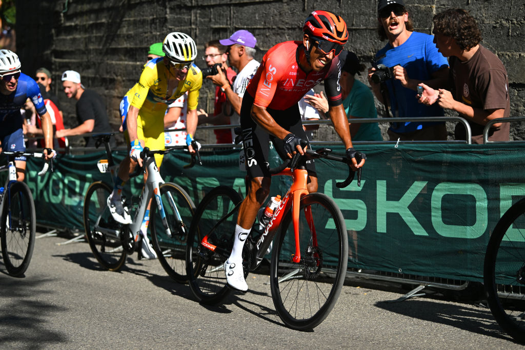 BOLONIA ITALIA 30 DE JUNIO LR Romain Bardet de Francia y Team dsmfirmenich PostNL Yellow Leader Jersey y Egan Bernal de Colombia y Team INEOS Grenadiers compiten pasando por una ciudad de Bolonia durante la 111.ª etapa del Tour de Francia 2024, una etapa de 1992 km desde Cesenatico a Bolonia UCIWT el 30 de junio de 2024 en Bolonia, Italia. Foto de Dario BelingheriGetty Images