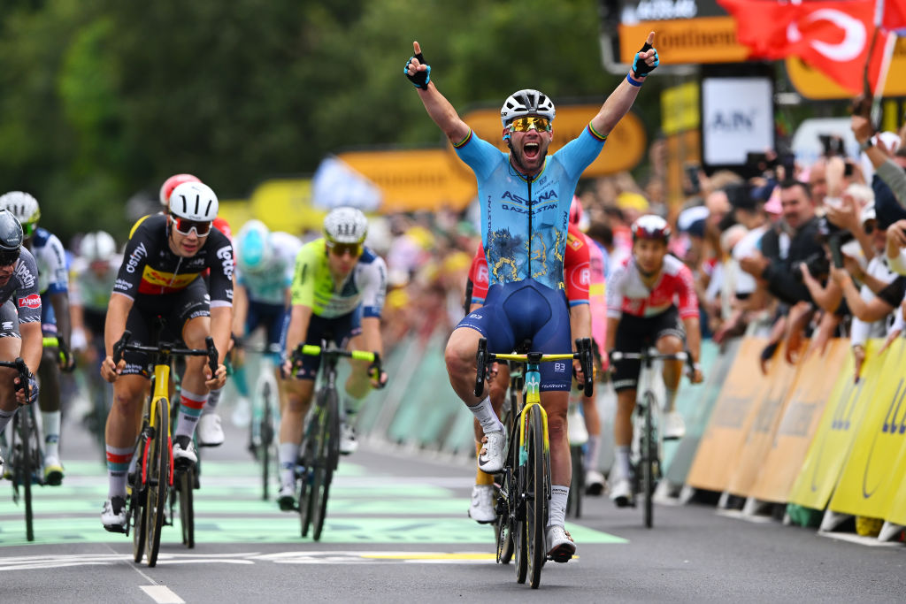 SAINT VULBAS FRANCIA 03 DE JULIO Mark Cavendish del Reino Unido y el equipo Astana Qazaqstan celebran en la línea de meta como ganador de etapa durante la 111.ª etapa del Tour de Francia 2024, una etapa de 1774 km desde SaintJeandeMaurienne a Saint Vulbas UCIWT el 03 de julio de 2024 en Saint Vulbas Francia Foto de Dario BelingheriGetty Images