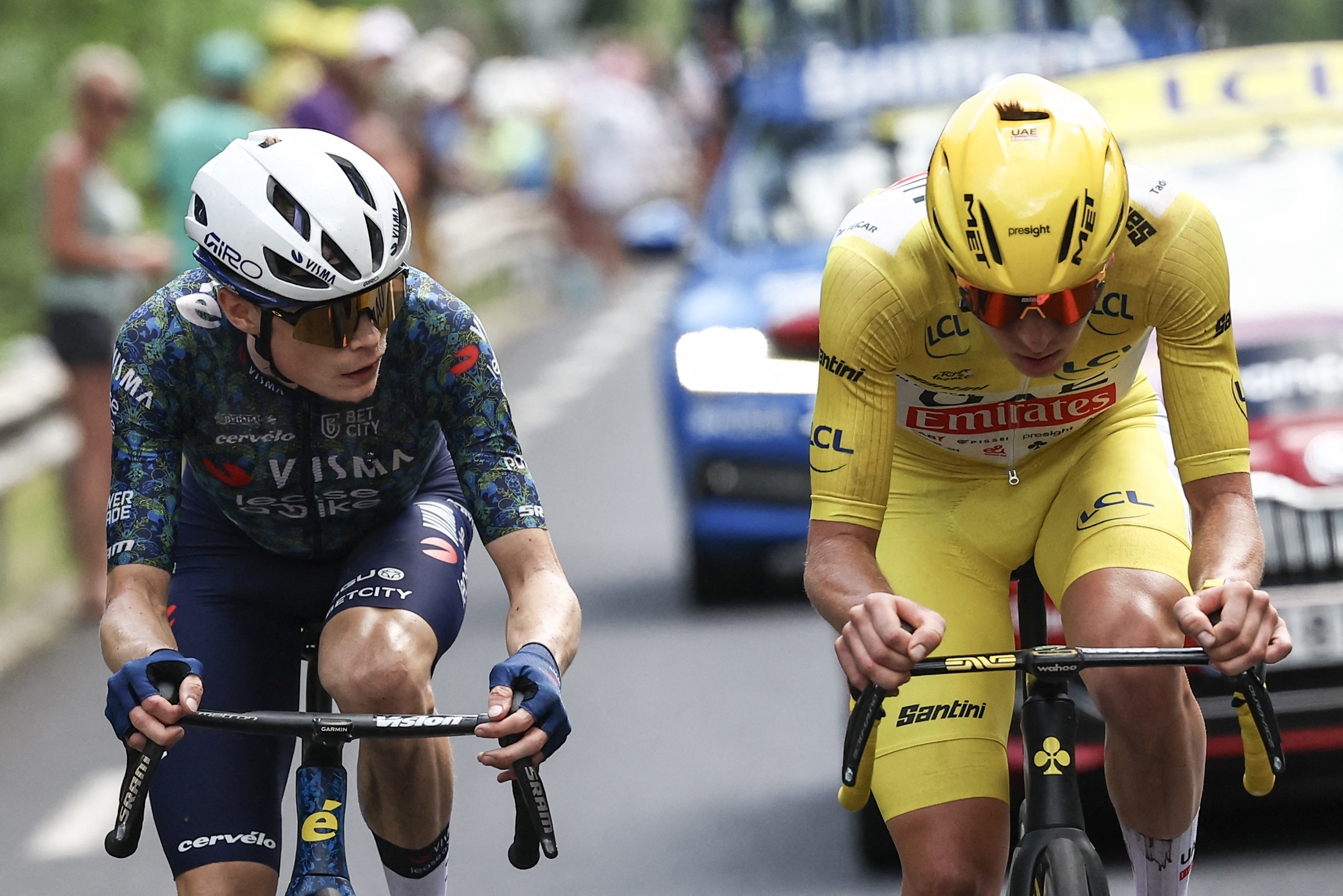 El ciclista esloveno Tadej Pogacar, del equipo UAE Team Emirates, con el maillot amarillo de líder de la clasificación general, y el ciclista danés Jonas Vingegaard, del equipo Visma - Lease a Bike, pedalean en los últimos kilómetros de la 11ª etapa de la 111ª edición del Tour de Francia, una carrera ciclista de 211 km entre Évaux-les-Bains y Le Lioran, en las montañas del Macizo Central del centro de Francia, el 10 de julio de 2024. (Foto de Anne-Christine POUJOULAT / AFP)