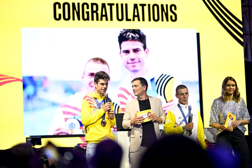 El ciclista belga Wout van Aert, el presentador de Lotto Belgium House, Niels Destadsbader, el ciclista belga Remco Evenepoel y la presentadora de Lotto Belgium House, Benedicte Deprez, fotografiados durante las celebraciones en la Casa de Bélgica por las medallas ganadas en la prueba de contrarreloj masculina en los Juegos Olímpicos de París 2024, el sábado 27 de julio de 2024 en París, Francia. Evenepoel y Van Aert se llevaron a casa las medallas de oro y bronce, en los Juegos de la XXXIII Olimpiada, que se llevan a cabo en París del 26 de julio al 11 de agosto. La delegación belga cuenta con 165 atletas en 21 deportes. BELGA PHOTO JASPER JACOBS (Foto por JASPER JACOBS / BELGA MAG / Belga vía AFP)