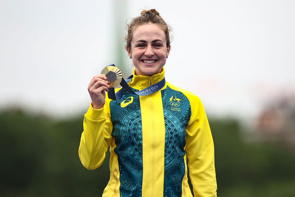La australiana Grace Brown celebra su medalla de oro en el podio durante la ceremonia de entrega de medallas de la contrarreloj individual de ciclismo de ruta femenino durante los Juegos Olímpicos de París 2024 en París, el 27 de julio de 2024. (Foto de Anne-Christine POUJOULAT / AFP)