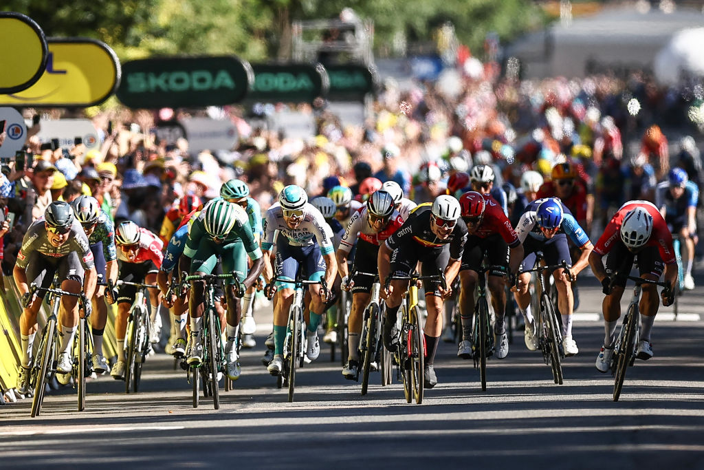 Philipsen (a la izquierda) corre hacia la meta en Dijon en la etapa 6