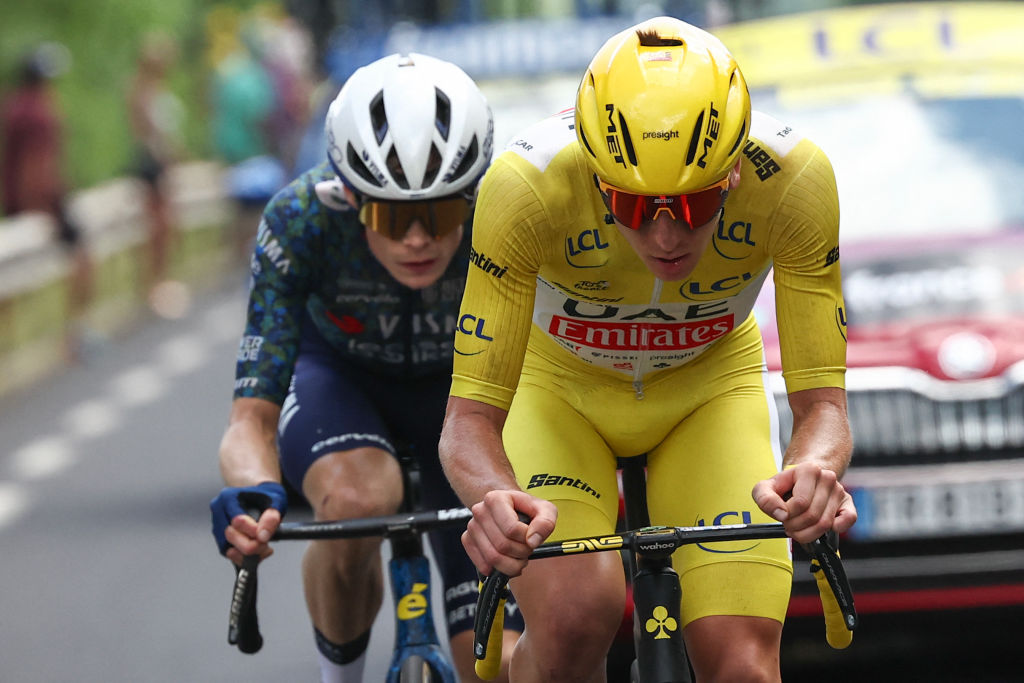 El ciclista esloveno Tadej Pogacar, del equipo UAE Team Emirates, con el maillot amarillo de líder de la clasificación general, y el ciclista danés Jonas Vingegaard, del equipo Visma - Lease a Bike, pedalean en los últimos kilómetros de la 11ª etapa de la 111ª edición del Tour de Francia, una carrera ciclista de 211 km entre Évaux-les-Bains y Le Lioran, en las montañas del Macizo Central del centro de Francia, el 10 de julio de 2024. (Foto de Anne-Christine POUJOULAT / AFP)