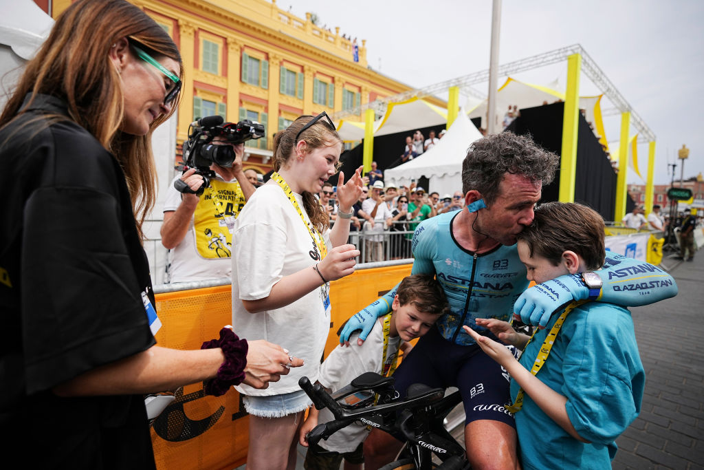 El británico Mark Cavendish abraza a su esposa e hijos después de la vigésimo primera etapa del Tour de Francia, una contrarreloj individual de 33,7 kilómetros (20,9 millas) con inicio en Mónaco y final en Niza, Francia, el domingo 21 de julio de 2024. (Foto AP/Laurent Cipriani, Pool)
