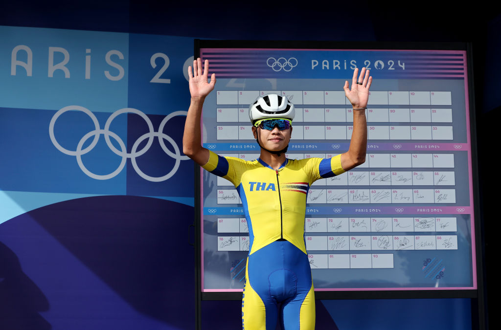 PARÍS, FRANCIA, 3 DE AGOSTO: Thanakhan Chaiyasombat del equipo de Tailandia antes de la carrera de ruta masculina en el octavo día de los Juegos Olímpicos de París 2024 en Trocadero el 3 de agosto de 2024 en París, Francia. Foto de Tim de WaeleGetty Images