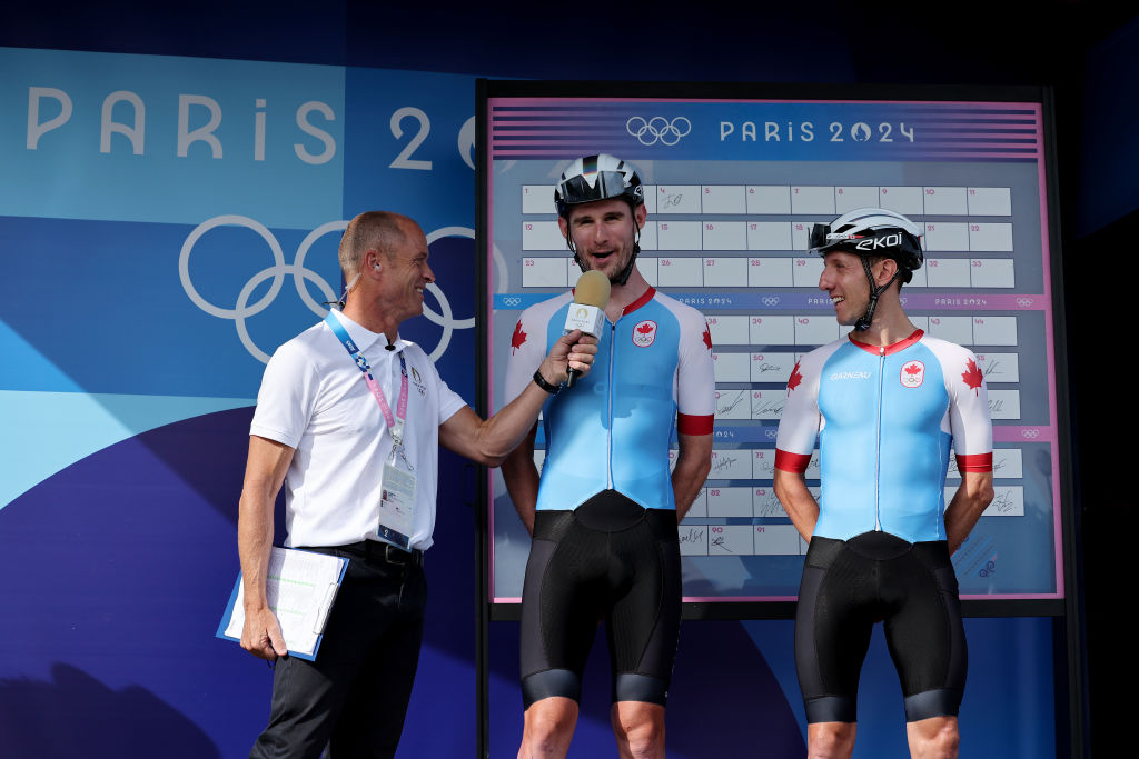 PARÍS, FRANCIA, 3 DE AGOSTO Derek Gee y Michael Woods del equipo de Canadá antes de la carrera de ruta masculina en el octavo día de los Juegos Olímpicos de París 2024 en Trocadero el 3 de agosto de 2024 en París, Francia. Foto de Tim de WaeleGetty Images