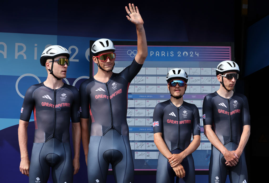 PARÍS FRANCIA 03 DE AGOSTO Thomas Pidcock Joshua Tarling Stephen Williams y Fred Wright del equipo de Gran Bretaña antes de la carrera de ruta masculina en el octavo día de los Juegos Olímpicos de París 2024 en Trocadero el 03 de agosto de 2024 en París, Francia. Foto de Tim de WaeleGetty Images