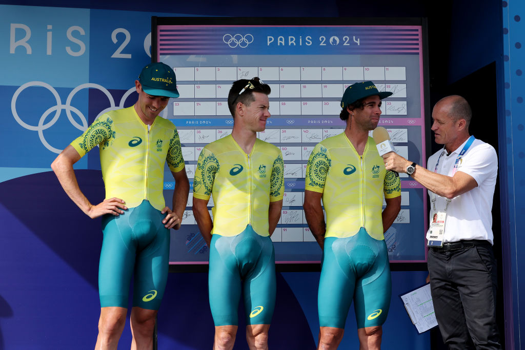 PARÍS FRANCIA 03 DE AGOSTO Ben Oconnor Simon Clarke y Michael Matthews del equipo de Australia antes de la carrera de ruta masculina en el octavo día de los Juegos Olímpicos de París 2024 en Trocadero el 03 de agosto de 2024 en París, Francia. Foto de Tim de WaeleGetty Images