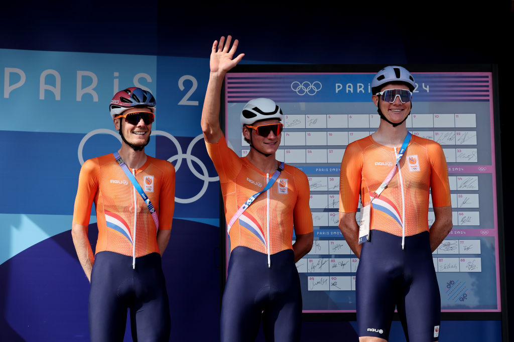 PARÍS FRANCIA 03 DE AGOSTO Mathieu Van Der Poel C Daan Hoole R Dylan Van Baarle L del equipo de los Países Bajos durante la carrera de ruta masculina en el octavo día de los Juegos Olímpicos de París 2024 en Trocadero el 03 de agosto de 2024 en París, Francia. Foto de Tim de WaeleGetty Images