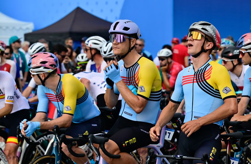El ciclista belga Jasper Stuyven y el ciclista belga Remco Evenepoel en la foto en la salida de la carrera en ruta masculina en los Juegos Olímpicos de París 2024, el sábado 3 de agosto de 2024 en París, Francia. Los Juegos de la XXXIII Olimpiada se están llevando a cabo en París del 26 de julio al 11 de agosto. La delegación belga cuenta con 165 atletas que compiten en 21 deportes. BELGA PHOTO DIRK WAEM (Foto por DIRK WAEM / BELGA MAG / Belga vía AFP)