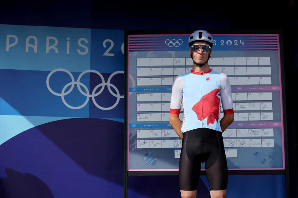 PARÍS, FRANCIA, 3 DE AGOSTO Alex Kirsch del equipo de Luxemburgo antes de la carrera de ruta masculina en el octavo día de los Juegos Olímpicos de París 2024 en Trocadero el 3 de agosto de 2024 en París, Francia. Foto de Tim de WaeleGetty Images