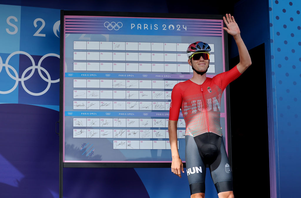 PARÍS, FRANCIA, 3 DE AGOSTO Attila Valter del equipo de Hungría antes de la carrera de ruta masculina en el octavo día de los Juegos Olímpicos de París 2024 en Trocadero el 3 de agosto de 2024 en París, Francia. Foto de Tim de WaeleGetty Images