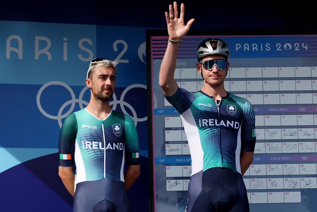 PARÍS, FRANCIA, 3 DE AGOSTO. Ben Healy y Ryan Mullen del equipo de Irlanda antes de la carrera de ruta masculina en el octavo día de los Juegos Olímpicos de París 2024 en Trocadero el 3 de agosto de 2024 en París, Francia. Foto de Tim de WaeleGetty Images