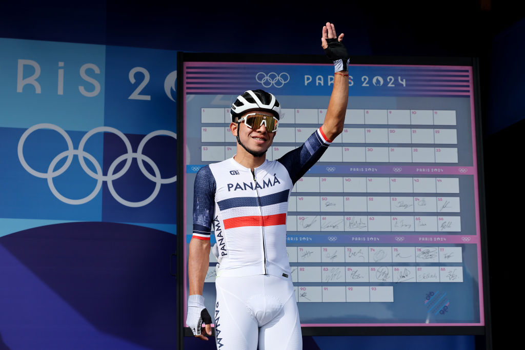 PARÍS FRANCIA 03 DE AGOSTO Franklin Archibold del equipo de Panamá antes de la carrera de ruta masculina en el octavo día de los Juegos Olímpicos de París 2024 en Trocadero el 03 de agosto de 2024 en París, Francia. Foto de Tim de WaeleGetty Images