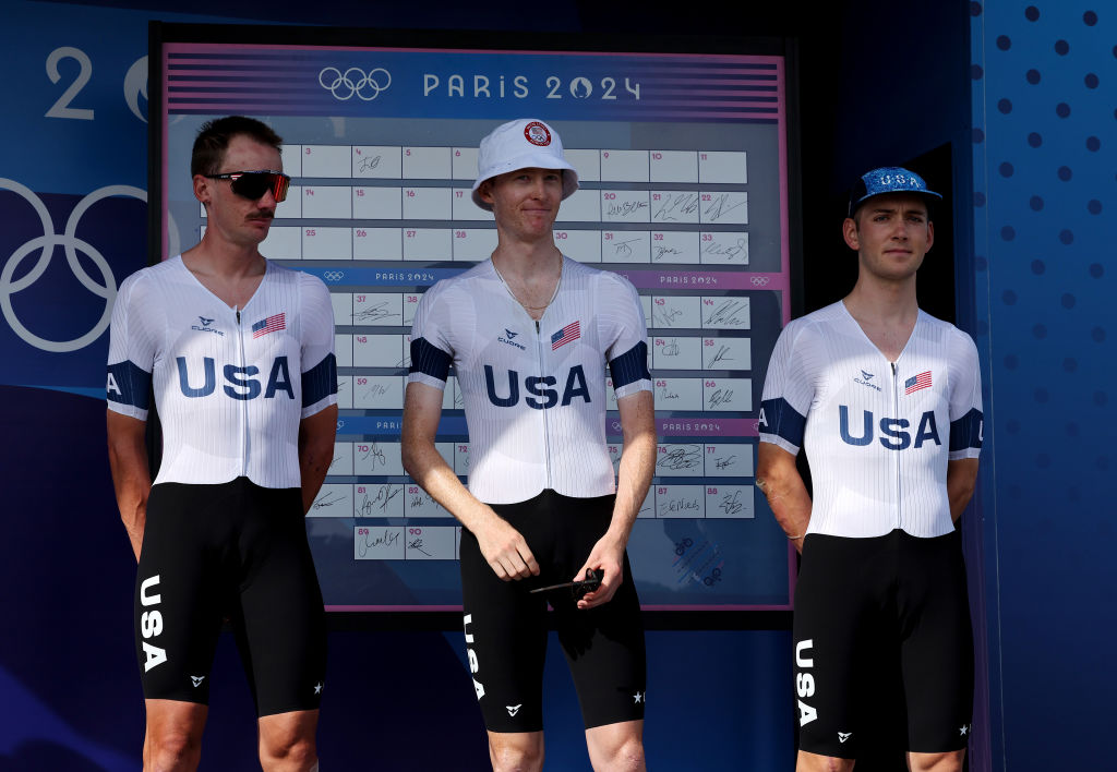PARÍS FRANCIA 03 DE AGOSTO Matteo Jorgenson Brandon Mcnulty Magnus Sheffield del equipo de Estados Unidos antes de la carrera de ruta masculina en el octavo día de los Juegos Olímpicos de París 2024 en Trocadero el 03 de agosto de 2024 en París, Francia. Foto de Tim de WaeleGetty Images
