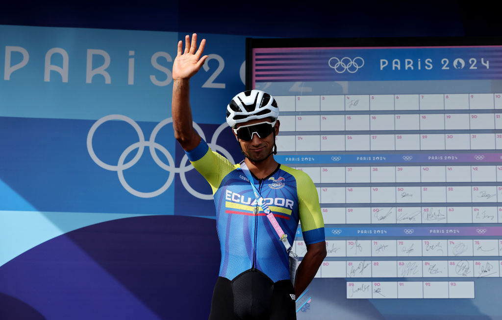 PARÍS FRANCIA 03 DE AGOSTO Jhonnatan Narvaez del equipo de Ecuador antes de la carrera de ruta masculina en el octavo día de los Juegos Olímpicos de París 2024 en Trocadero el 03 de agosto de 2024 en París, Francia. Foto de Tim de WaeleGetty Images
