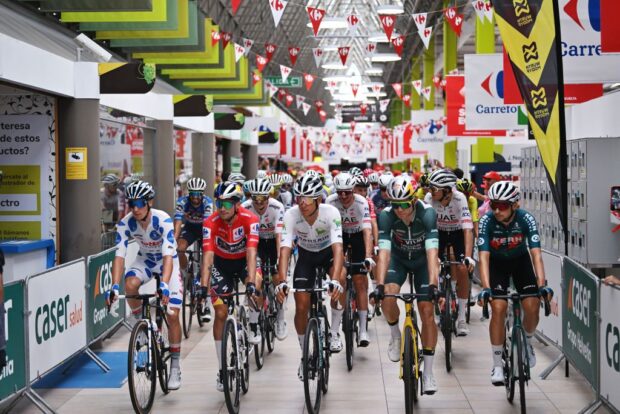 'Sin huevos, sin pan, solo muchas victorias': el pelotón de la Vuelta a España pedalea por un hipermercado en el último comienzo alocado de la carrera