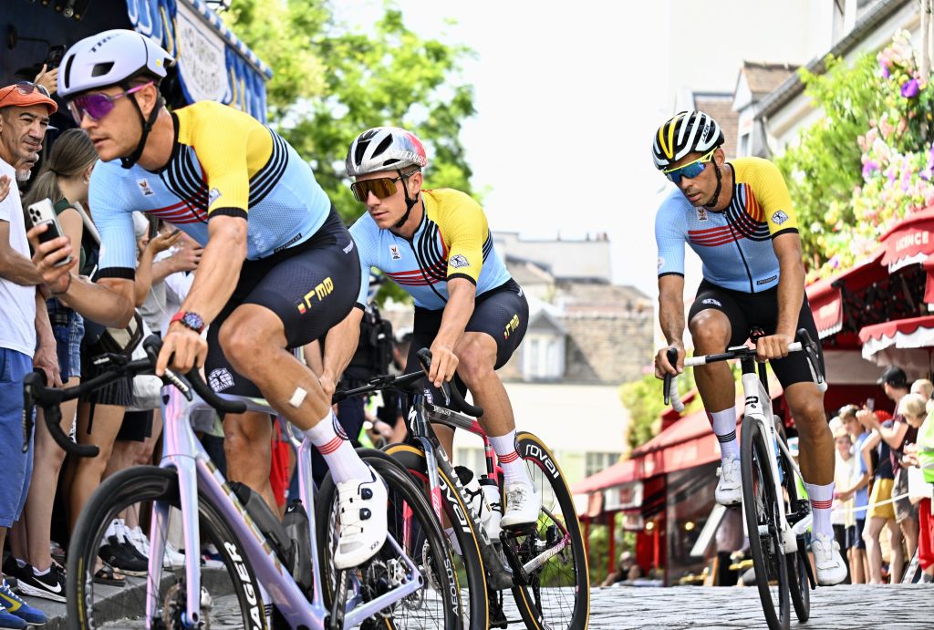 Jasper Stuyven, Remco Evenepoel y el seleccionador belga Sven Vanthourenhout recorren el circuito de Montmartre