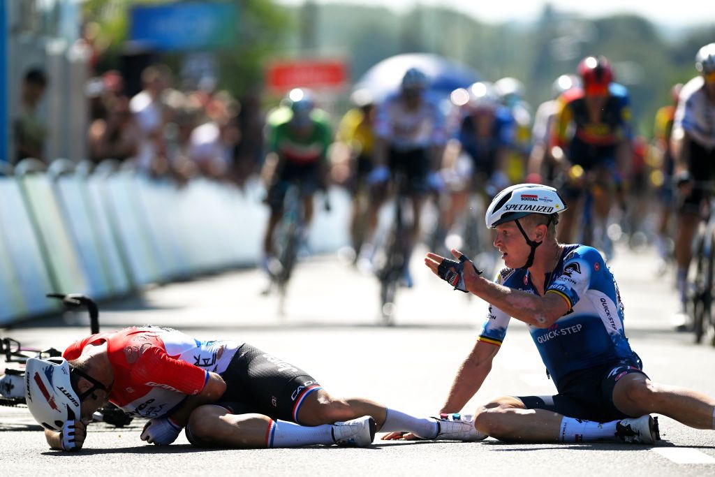 Dylan Groenewegen se rompe la clavícula en un accidente de sprint en el Renewi Tour, Tim Merlier desciende