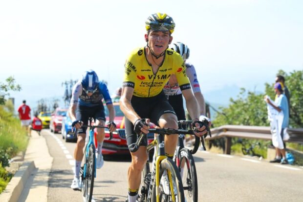 El actual campeón de la Vuelta a España, Sepp Kuss, decidido a seguir luchando pese a perder tiempo en la primera meta en la cima