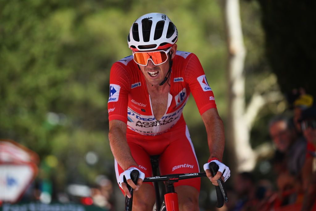 El líder de la Vuelta a España, Ben O'Connor, desafiante pero preocupado por el ataque de Primož Roglič