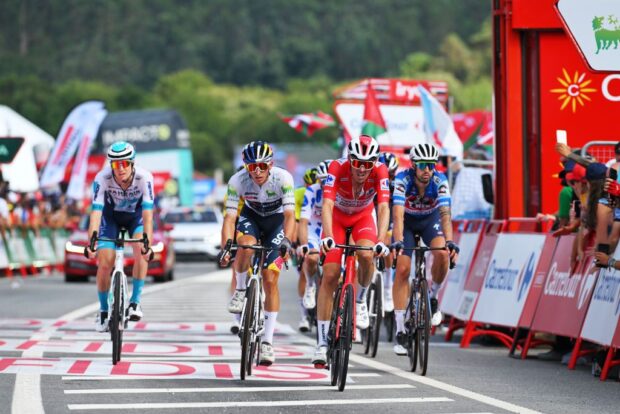 El líder de la Vuelta a España, Ben O'Connor, lamenta la pérdida de tiempo mientras Roglič vuelve a atacar