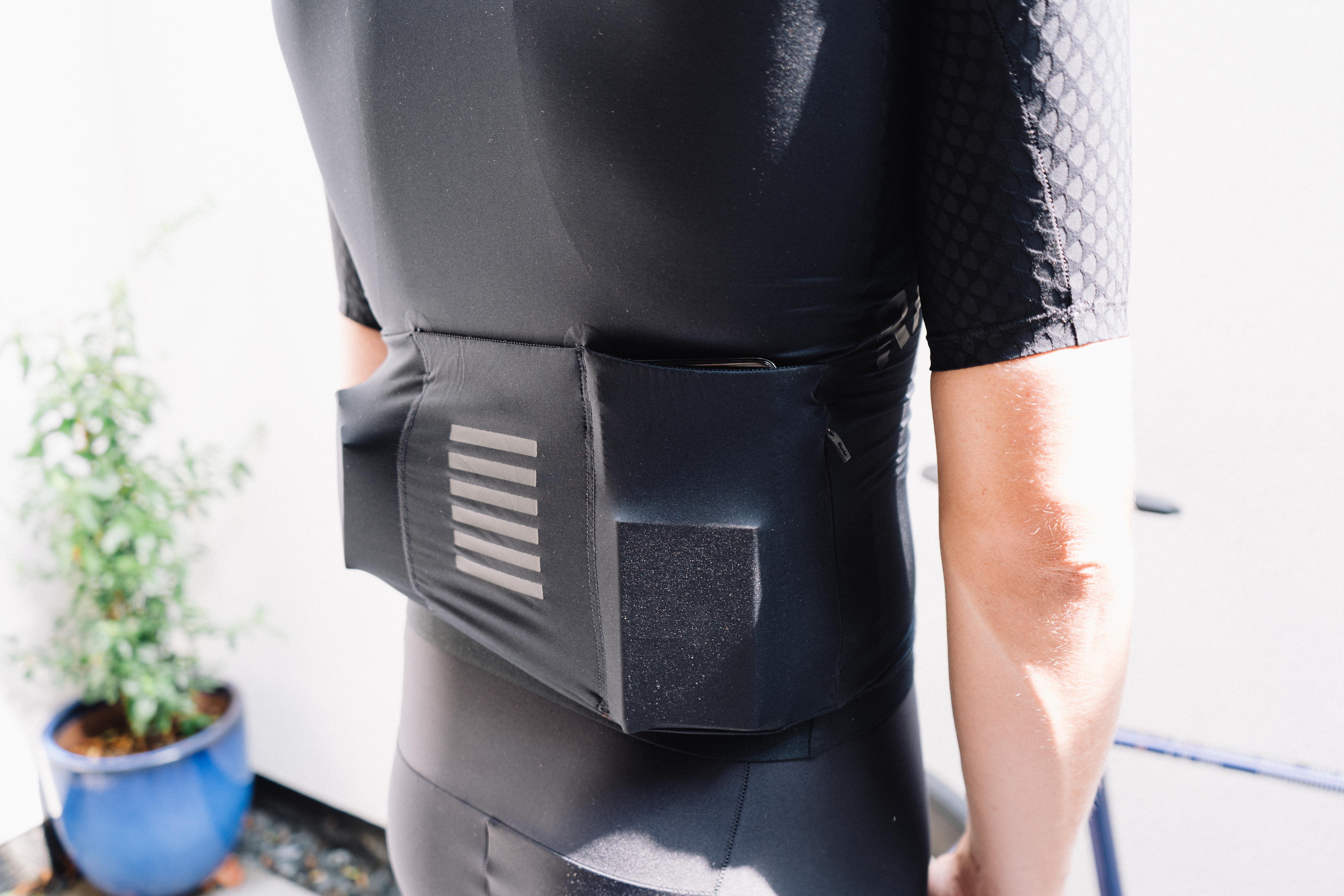 Un primer plano de los bolsillos traseros de una camiseta de ciclismo negra.